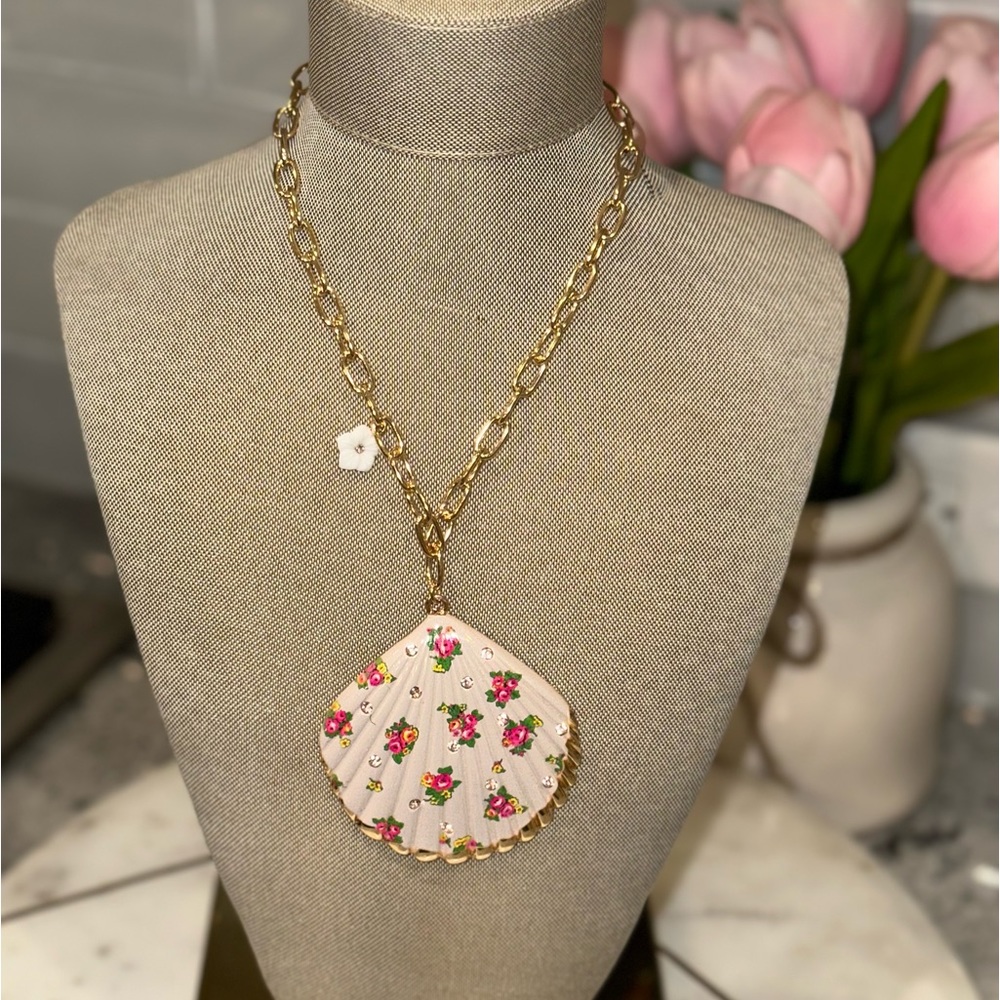 NWT Betsey Johnson Floral Crystals Shell Pendant Necklace on Gold Tone Chain